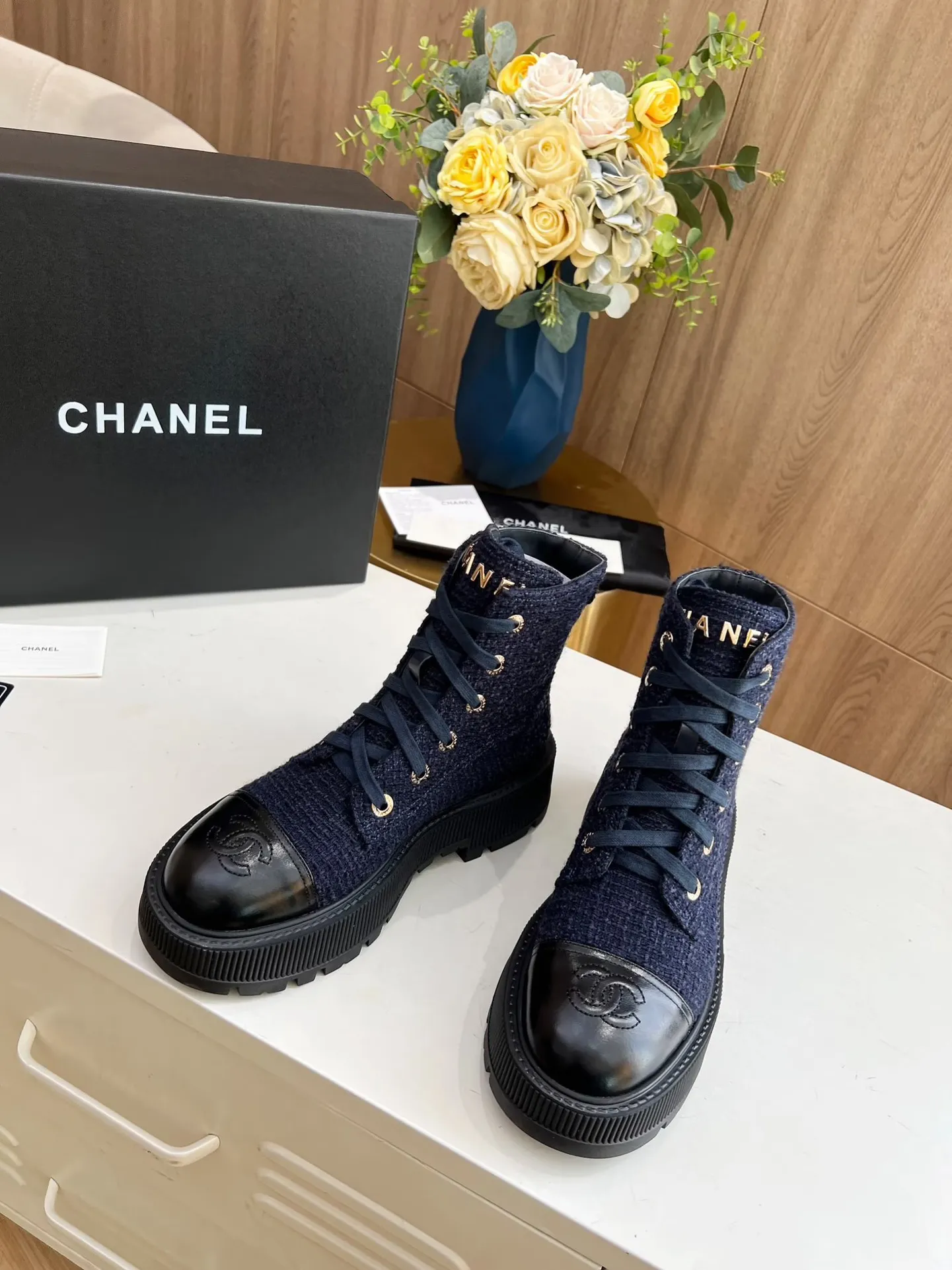 👟👟Ex-factory price 560👟👟 The original model of the new autumn and winter Chanel ankle boots✅ The strap design is super easy to put on and take off, the toe logo is electro-embroidered, the tongue is also a metal brand logo, fabric: special material, lining/foot pads: cow lining, ultra-light rubber non-slip and wear-resistant outsole, color: black, white, blue, code number: 34-41 (34, 41 need to be customized) Packaging: cloth bag card
